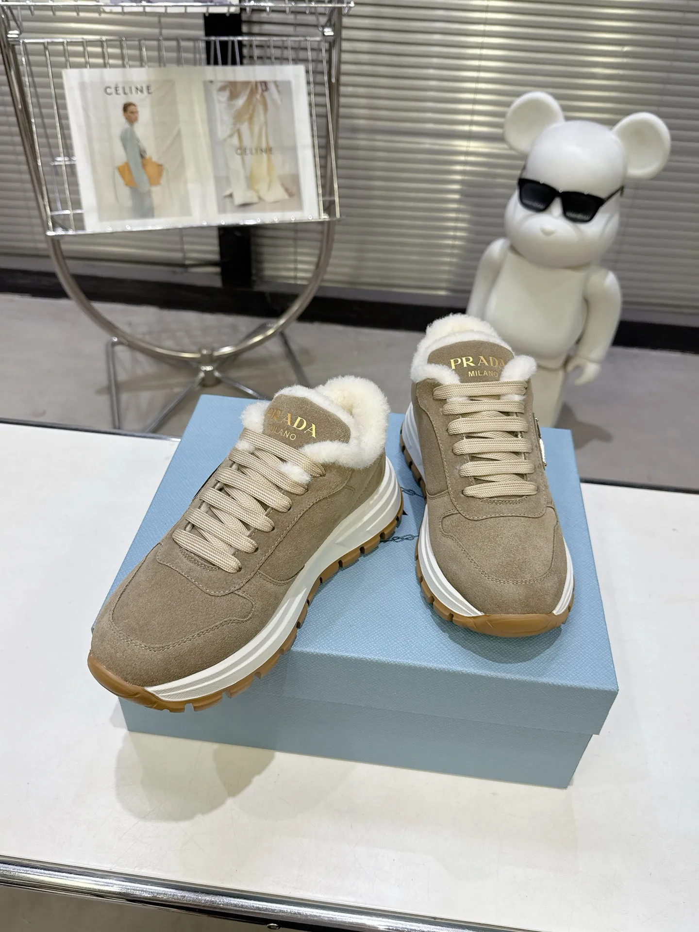 【PRADA】P: 660💰Couple style▪️Size: Women’s 35-40⚛Size: Men’s 39-44(45 customized) 2025 𝐬𝐬Prada’s new product, coming with strength! ❣️Many Internet celebrities have the same style, fashionable and versatile nice items, original shoes are developed and purchased from Italian counters, and are reproduced 1:1 according to the original taste. This year’s theme is not to be defined, embodying texture through simplicity💛From thick-soled sneakers to zigzag short boots to 2025 flat shoes, everything reveals a sure-fire momentum... It combines gentleness and handsomeness, the finishing touch for women❤️ Wear-resistant and ultra-light two-color outsole.